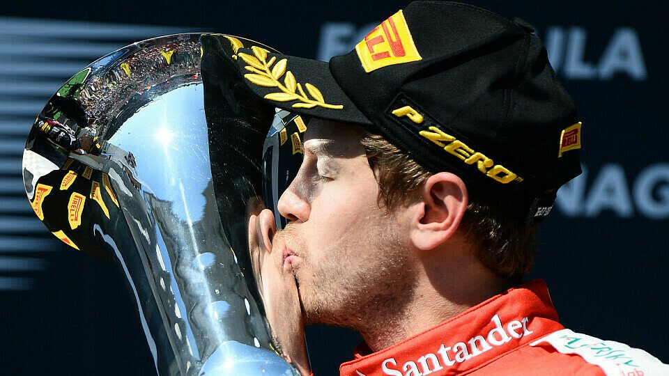 Vettel jubelt über seinen zweiten Sieg in Rot, Foto: Sutton