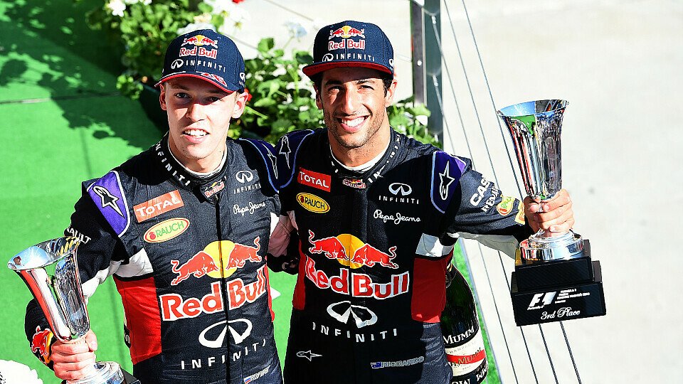 Kvyat und Ricciardo räumen neben Pokalen auch Spitzennoten vom Teamchef ab, Foto: Sutton