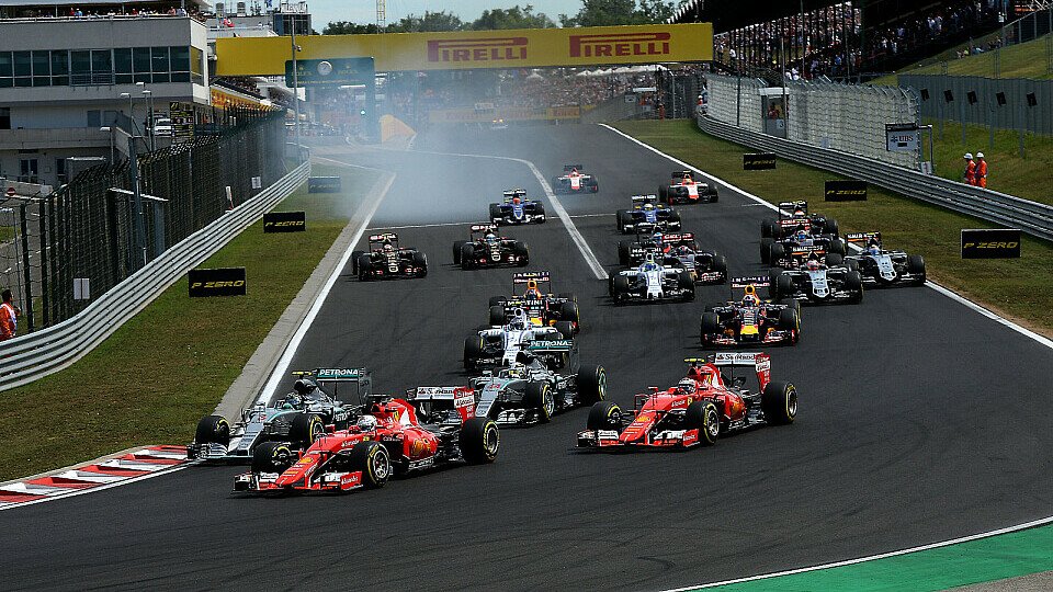 Der Start in Ungarn 2015: Mercedes kommt aus der ersten Reihe schlecht weg, am Ende siegt Vettel im Ferrari, Foto: Ferrari