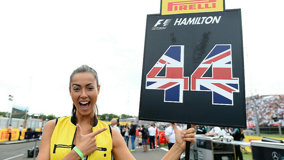 Gridgirl mit Vorahnung? Diese Dame lachte bereits vor dem Ungarn GP über Hamilton - ob sie zu diesem Zeitpunkt schon ahnte, wie Lewis' Rennen aussehen würde?, Foto: Sutton