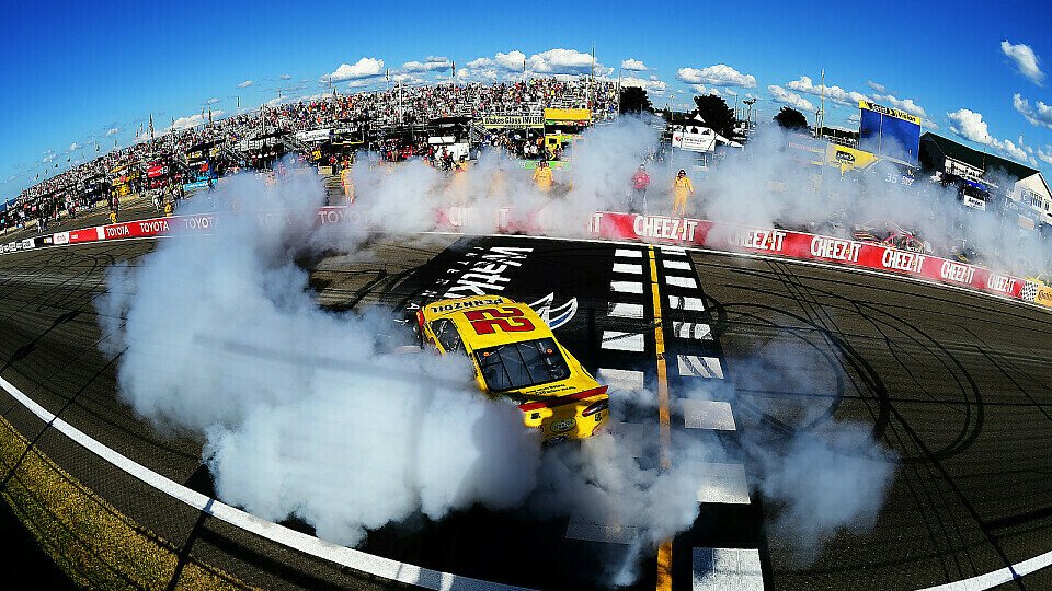 Zweiter Saison- und erster Road-Course-Sieg für Joey Logano im Penske-Ford, Foto: NASCAR