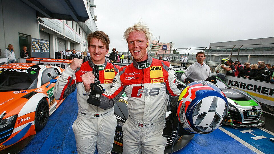 Niki Thiim und Jordan Lee Pepper bejubeln ihren Sieg am Nürburgring, Foto: ADAC GT Masters