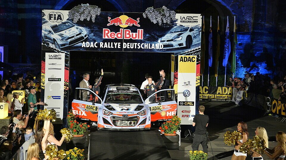 Thierry Neuville 2015 bei seinem Start in die Rallye Deutschland vor der berühmten Porta Nigra in Trier, Foto: ADAC Rallye Deutschland