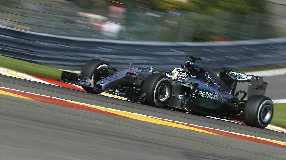 Lewis Hamilton hatte zumindest am Freitag das Nachsehen gegenüber Rosberg, Foto: Sutton