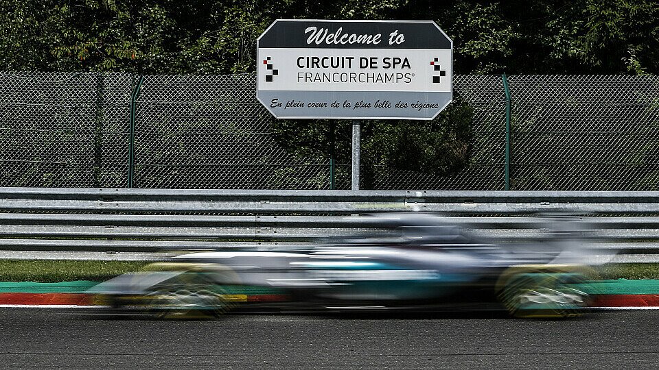 Lewis Hamilton startet wie gewohnt von der Pole Position, Foto: Sutton