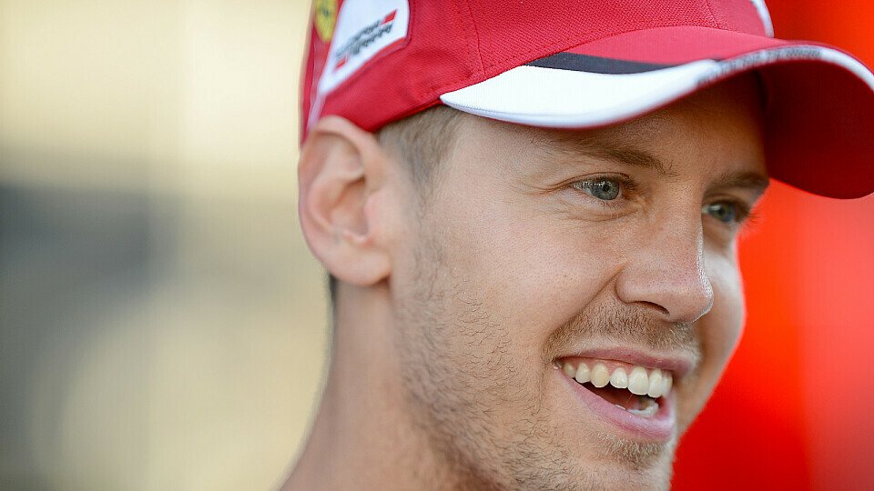 In Rot kann Sebastian Vettel eine freundlichere Behandlung der Tifosi erwarten, Foto: Sutton