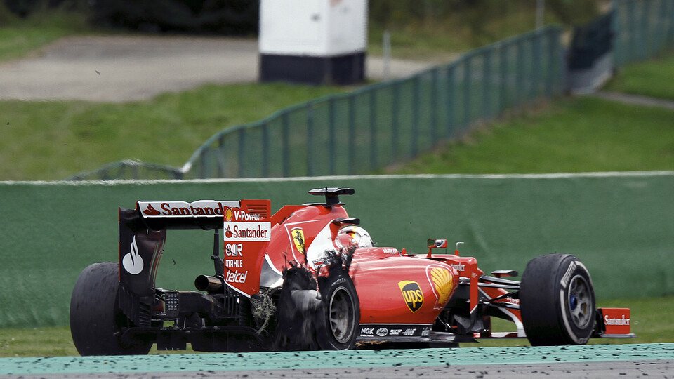 Vettels rechter Hinterreifen platzte, Foto: Sutton