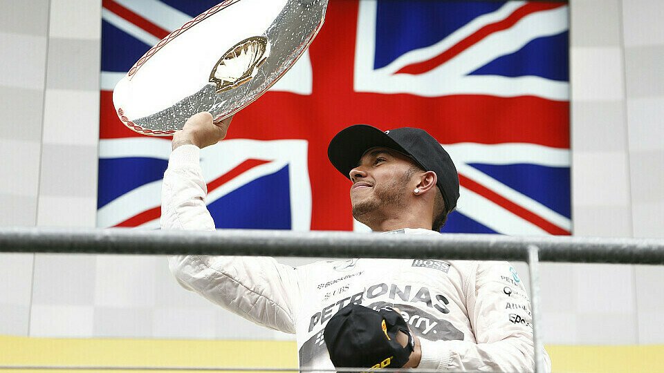 Lewis Hamilton hält sich an Vorbild Ayrton Senna, Foto: Mercedes-Benz