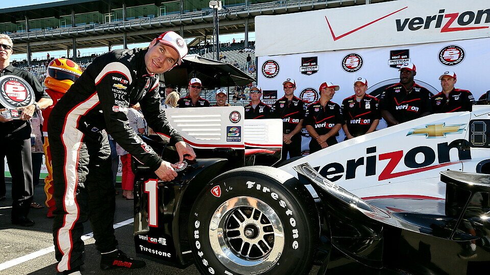 Will Power freut sich über die Pole Position, Foto: IndyCar