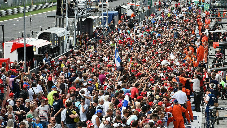 Der F1-Prozession zieht weiter., Foto: Sutton
