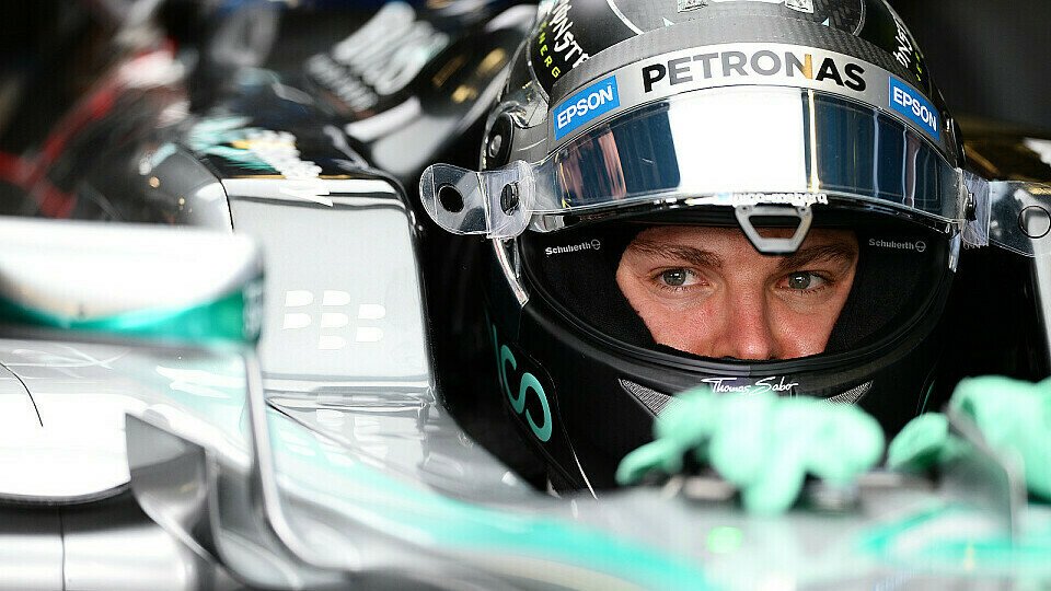 Nico Rosberg steuert der nächsten Lage gegen Lewis Hamilton entgegen, Foto: Sutton