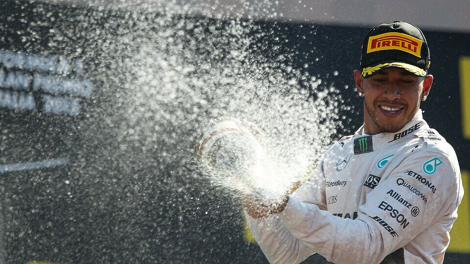 Keine Strafe: Lewis Hamilton freut sich über den Sieg in Monza, Foto: Sutton
