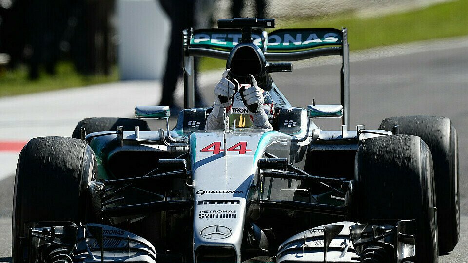 Lewis Hamilton darf seinen Pokal und 25 Zähler behalten, Foto: Sutton