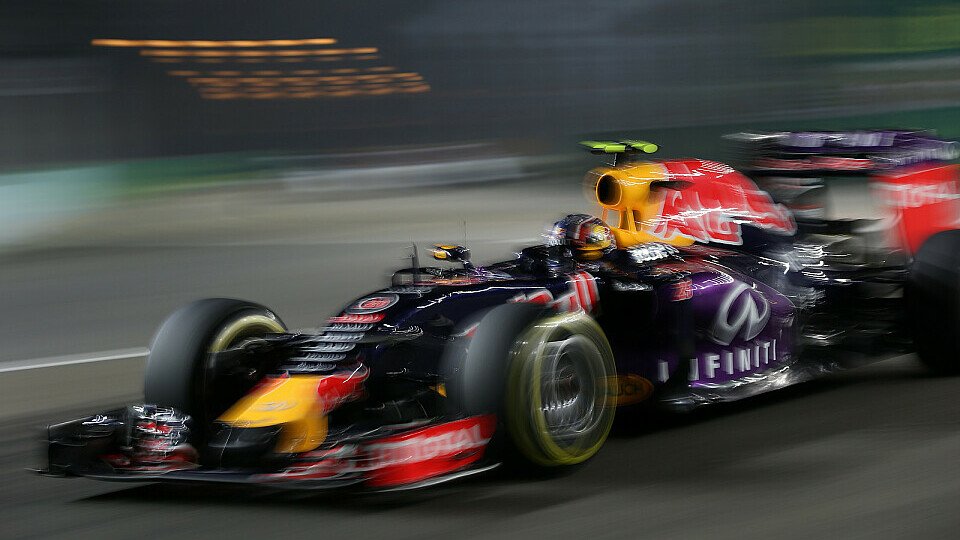 Daniil Kvyat zeigt, dass in Singapur mit Red Bull zu rechnen ist, Foto: Sutton