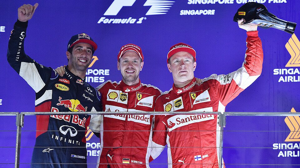 Sebastian Vettel ist der strahlende Sieger von Singapur, Foto: Sutton