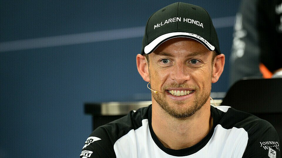 Jenson Button ließ sich auf der FIA-Pressekonferenz nur wenig entlocken, Foto: Sutton