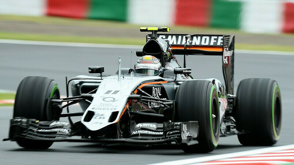Sergio Perez hält die Force-India-Fahnen in Japan hoch, Foto: Sutton