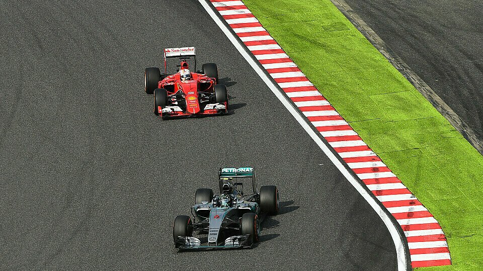 Sebastian Vettel sieht seinen Ferrari noch nicht auf Augenhöhe mit dem Mercedes, Foto: Sutton