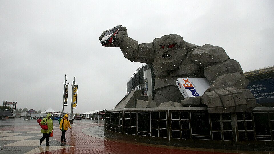The Moster konnte vor dem Dover Speedway den Hurrikan Joaquin auch nicht vertreiben., Foto: NASCAR