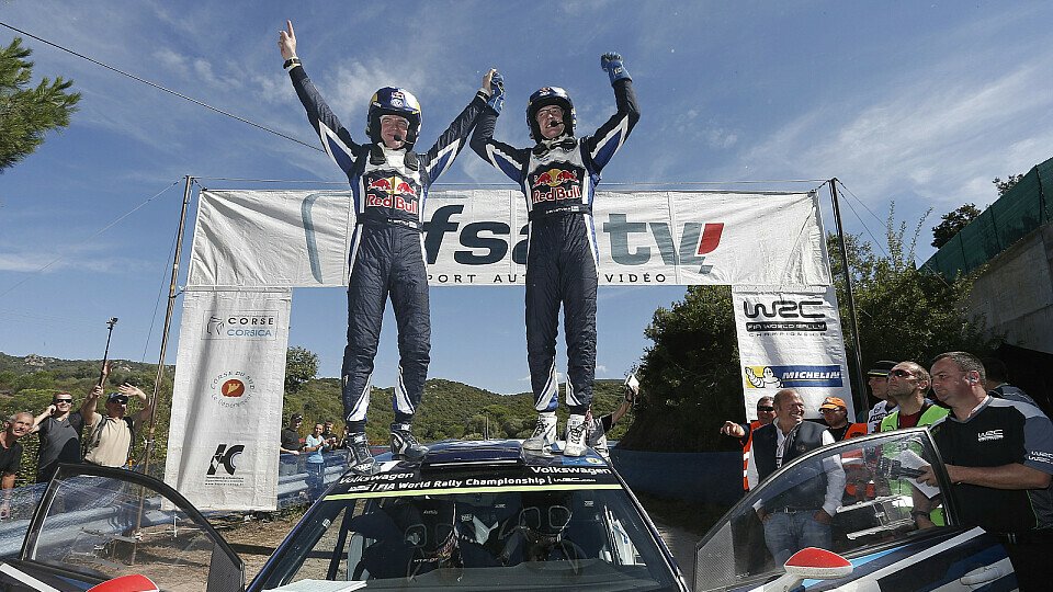 Jari-Matti Latvala jubelt mit Beifahrer Miikka Anttila über den Sieg auf Korsika, Foto: Volkswagen Motorsport