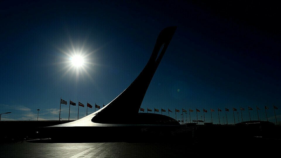 Unter dem olympischen Fackelturm in Sochi will Mercedes erneut die Konstrukteurs-WM klarmachen, Foto: Sutton