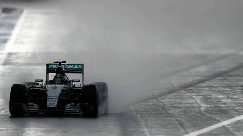 Mercedes war auf der nassen Strecke von Sochi nur selten zu sehen - und dieses Mal lag es sicher nicht an Ecclestone., Foto: Sutton