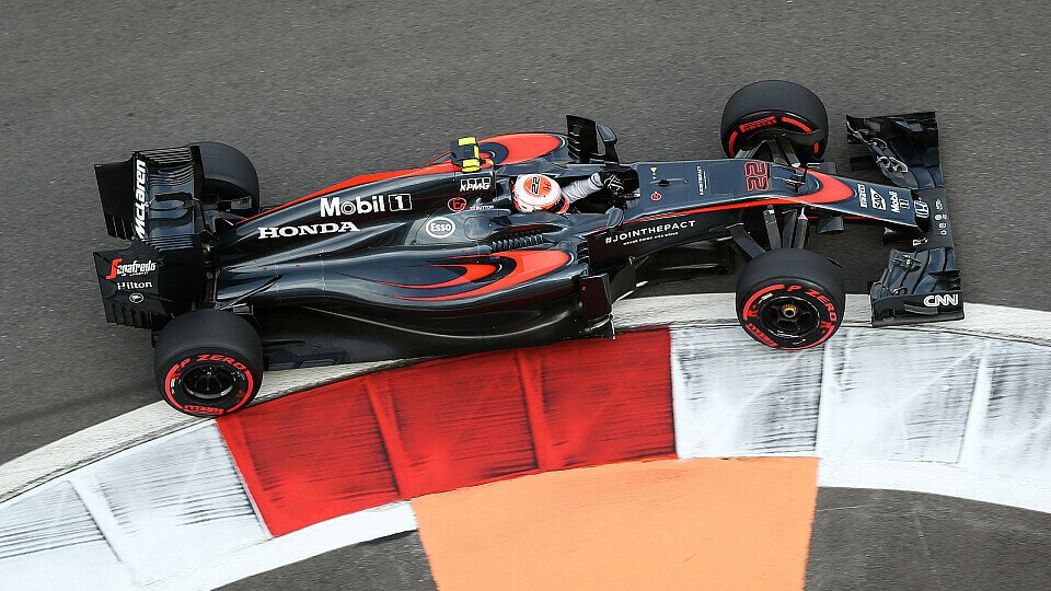 McLaren gibt zunächst nur Fernando Alonso den neuen Motor, Foto: Sutton
