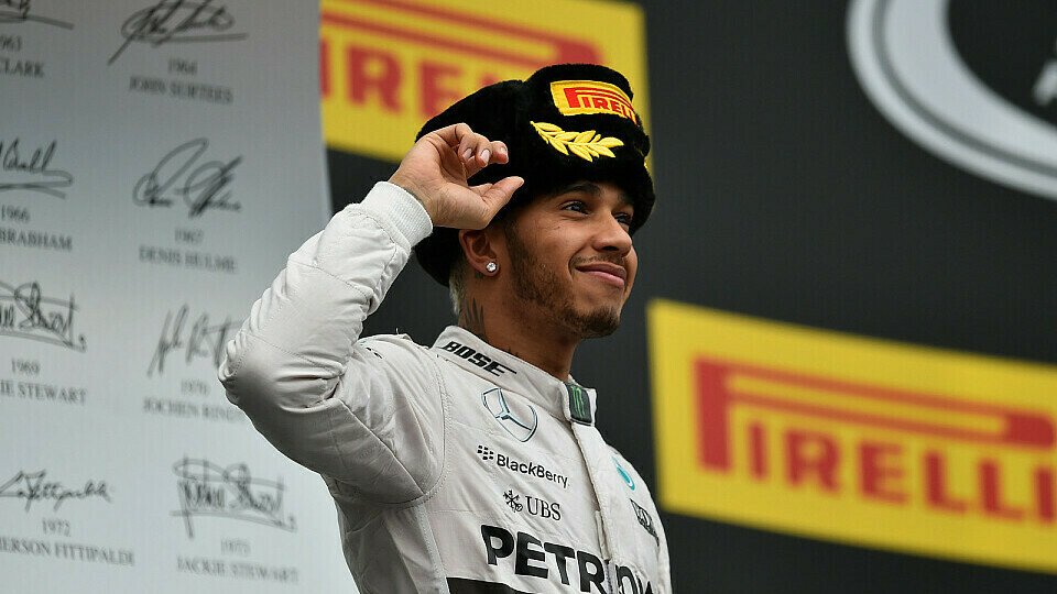 Ungewöhnliche Sieger-Kappe: Lewis Hamilton ist es egal, Foto: Sutton