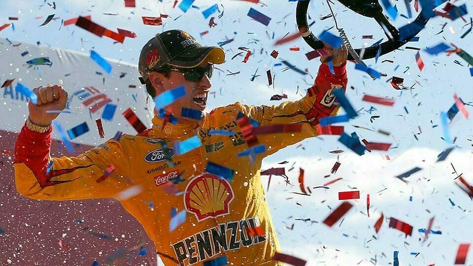 Joey Logano bejubelt seinen vierten Saisonsieg, Foto: NASCAR