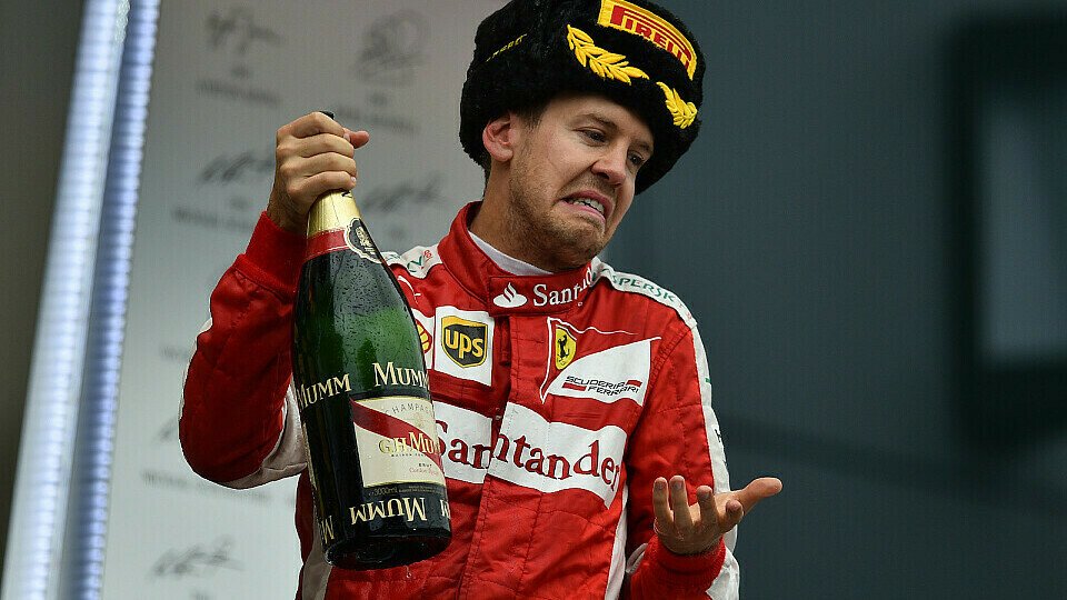 Sebastian Vettel stimmte sich in Sochi schon auf sein freies Wochenende ein, Foto: Sutton