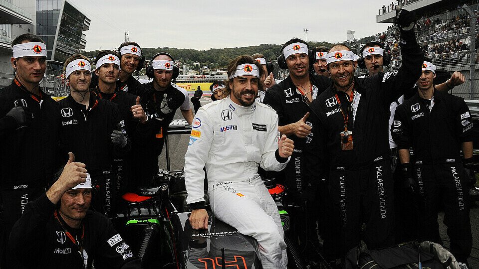 Ausgefallene Kopfbedeckungen haben in der Formel 1 Tradition, Foto: Sutton