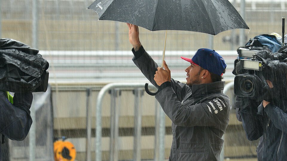 Braucht Lewis Hamilton bei seinem ersten WM-Matchball einen Regenschirm?, Foto: Sutton