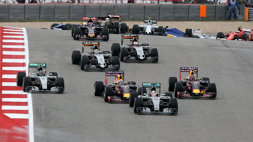 2015 ging es zwischen den Mercedes-Teamkollegen Hamilton und Rosberg in Kurve 1 heiß her, Foto: Sutton