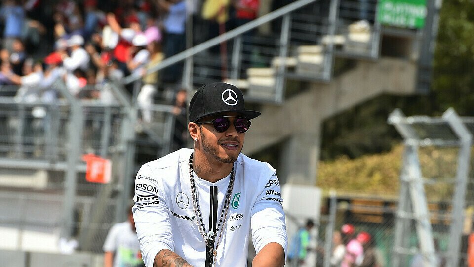 Lewis Hamilton gesichtet im Ferrari, Foto: Sutton