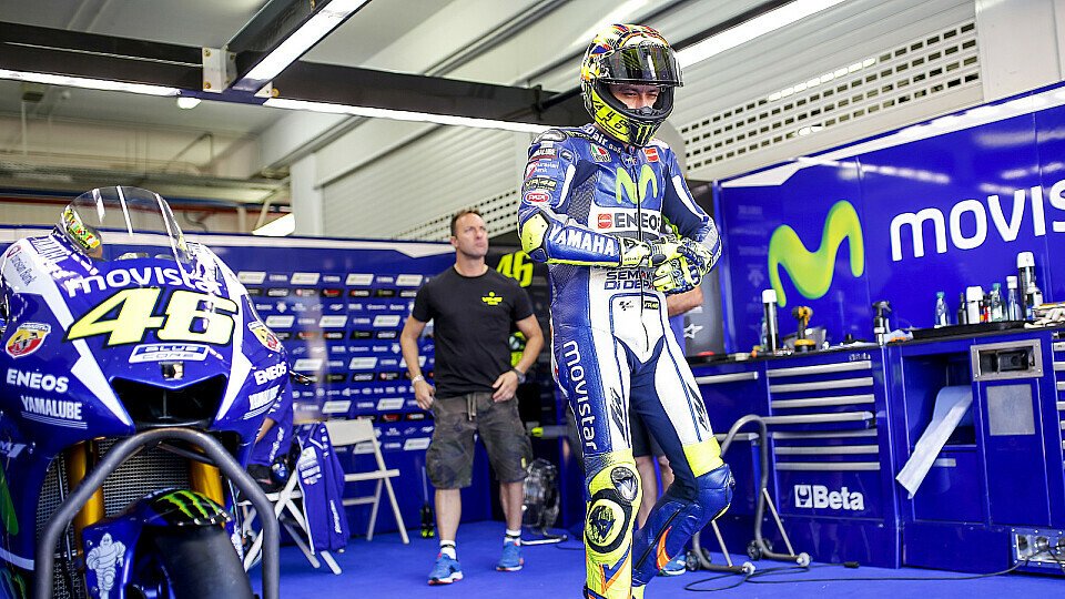 Valentino Rossi hat einen neuen Mitarbeiter in der Box. Oder doch nur einen Freund?, Foto: Yamaha