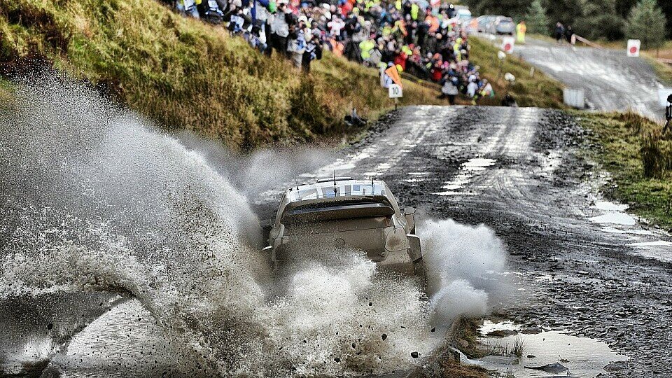 Bei der Rallye Großbritannien bleibt kein Auto sauber - und machner Fahrer auch nicht, Foto: Sutton