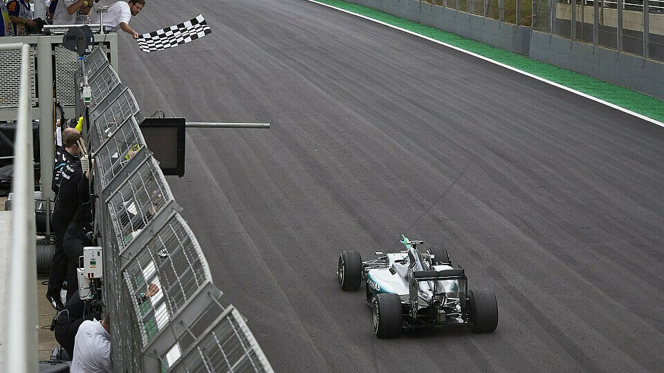 Zielflagge! Die Formel 1 rast auf das Saisonfinale zu, Foto: Mercedes-Benz