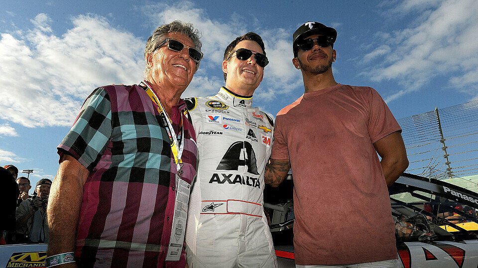 Lewis Hamilton, Jeff Gordon und Ex-F1-Weltmeister Marion Andretti beim NASCAR-Finale 2015, Foto: NASCAR