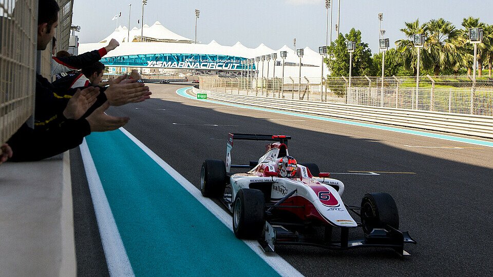 Esteban Ocon darf über den GP3-Titel 2015 jubeln, Foto: GP3 Series