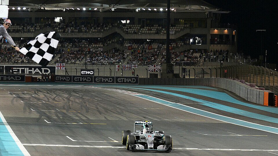 Nico Rosberg fährt beim letzten Saisonrennen 2015 als erster über die Ziellinie, Foto: Sutton