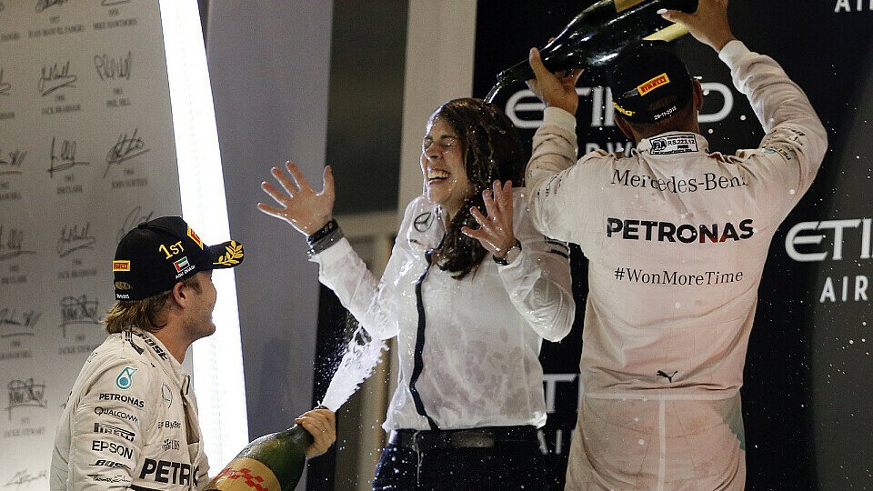 Welches Mitglied des Mercedes-Teams hatte auf dem Podium wohl die beste Laune?, Foto: Sutton