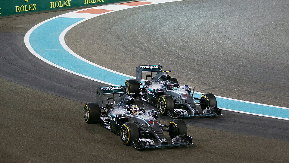 Lieferten sich schon 2015 in Abu Dhabi ein packendes Duell: Die Mercedes-Piloten Nico Rosberg und Lewis Hamilton, Foto: Sutton
