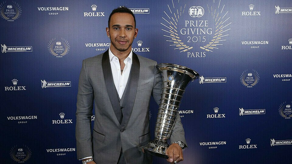 Zum dritten Mal durfte Lewis Hamilton den WM-Pokal entgegennehmen, Foto: FIA