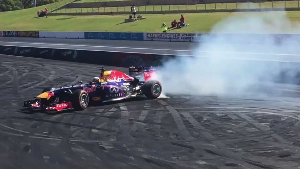Daniel Ricciardo heizt den Aussies mit Donuts ein, Foto: Red Bull/Twitter
