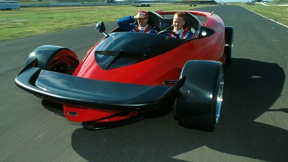 Die Sauber-Piloten Johnny Herbert und Heinz Harald Frentzen 1996 in einem Ford Concept Car, Foto: Sutton