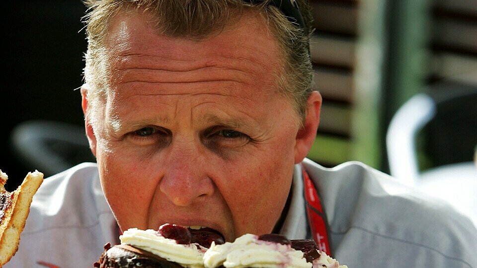 Der Kuchen schmeckt Herbert besser als das Team, Foto: Sutton