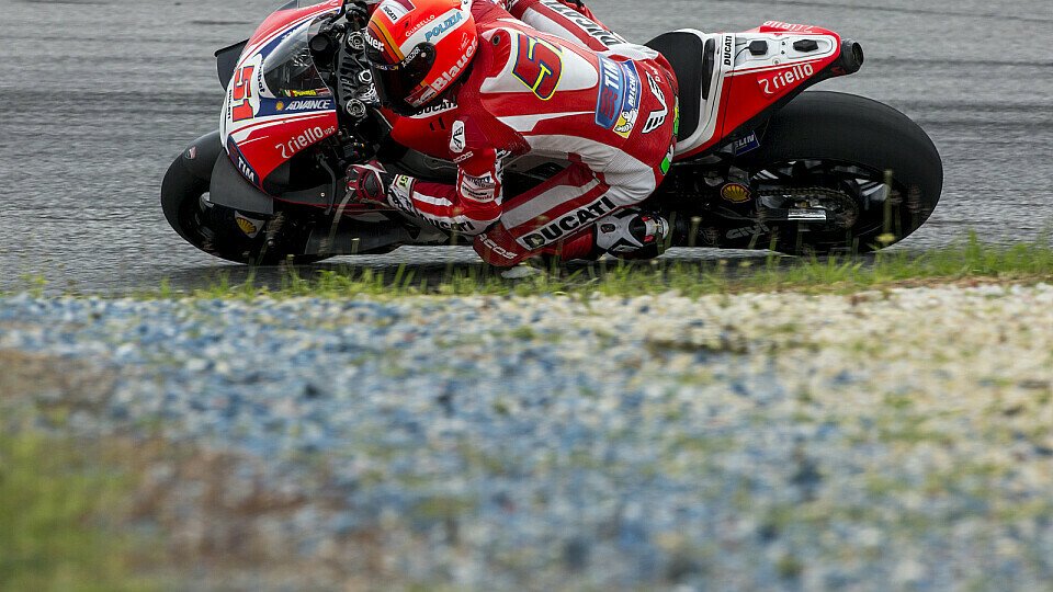 Michele Pirro testete erstmal die Michelin-Regenreifen, Foto: Ducati