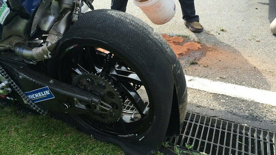 Schon in Sepang gab es einen Reifenplatzer an einer Kunden-Ducati zu beklagen, Foto: Milagro