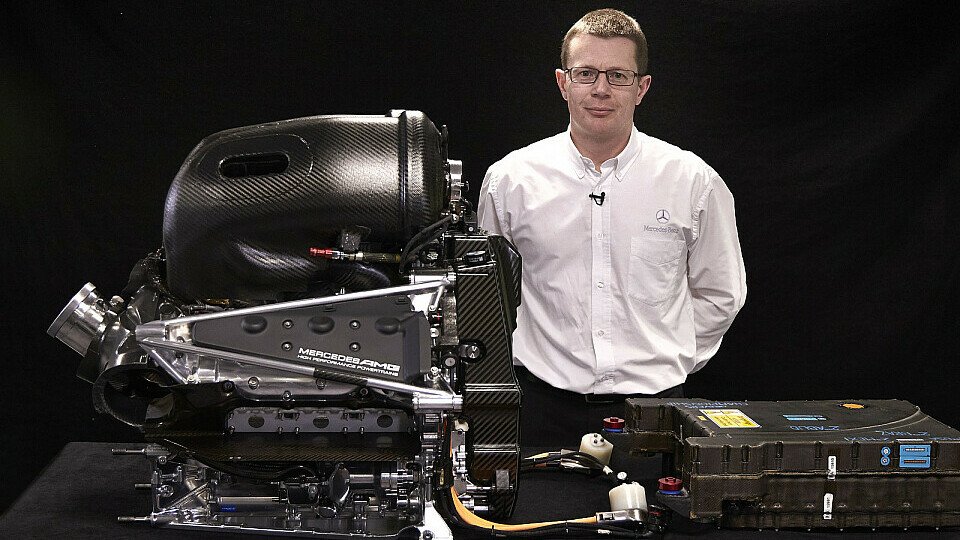 Stolzer Vater: Mercedes Motorenchef Andy Cowell vor der 2015er Power Unit, Foto: Mercedes AMG