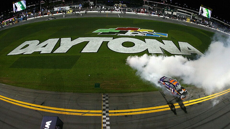 Denny Hamlin gewann im letzten Jahr das Einladungsrennen, Foto: NASCAR